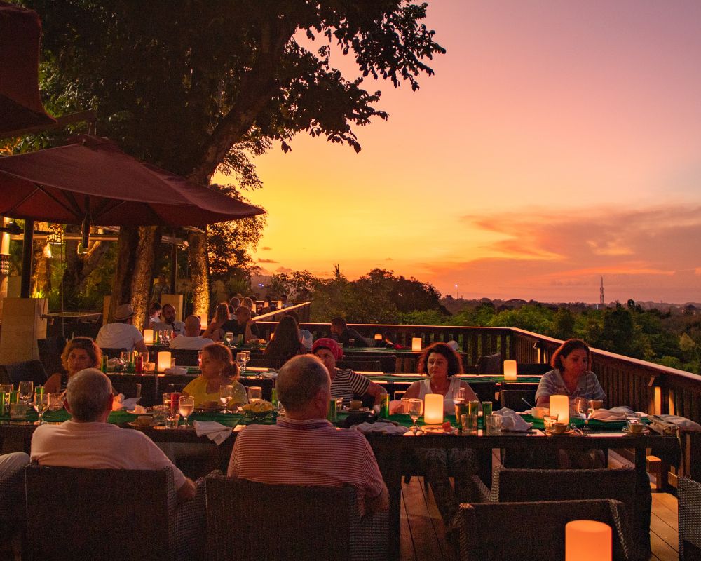 Sunset di Bali dengan Sudut Pandang Berbeda, City Light dari Ketinggian di Jendela Bali Restaurant