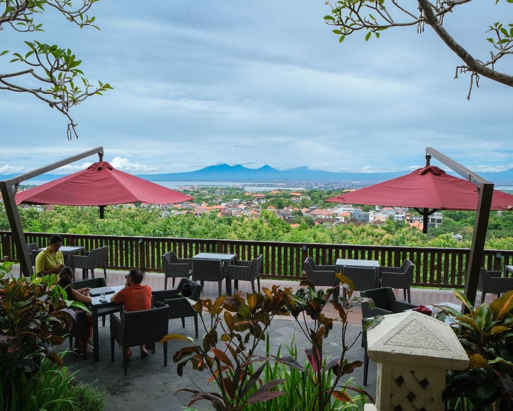 Restoran di Bali: Jendela Bali dan Beranda Resto, Pilihan Terbaik untuk Kuliner dengan Panorama Spektakuler