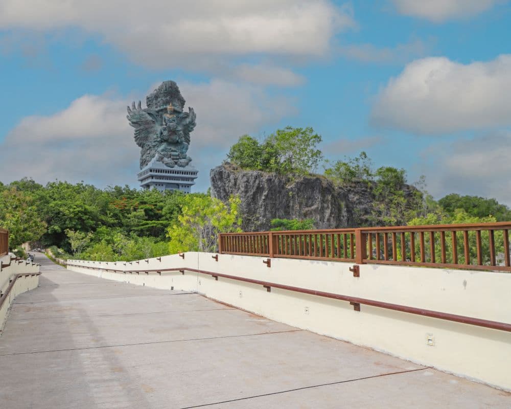 Garuda Wisnu Kencana: Patung Ikonik Simbol Modern Indonesia