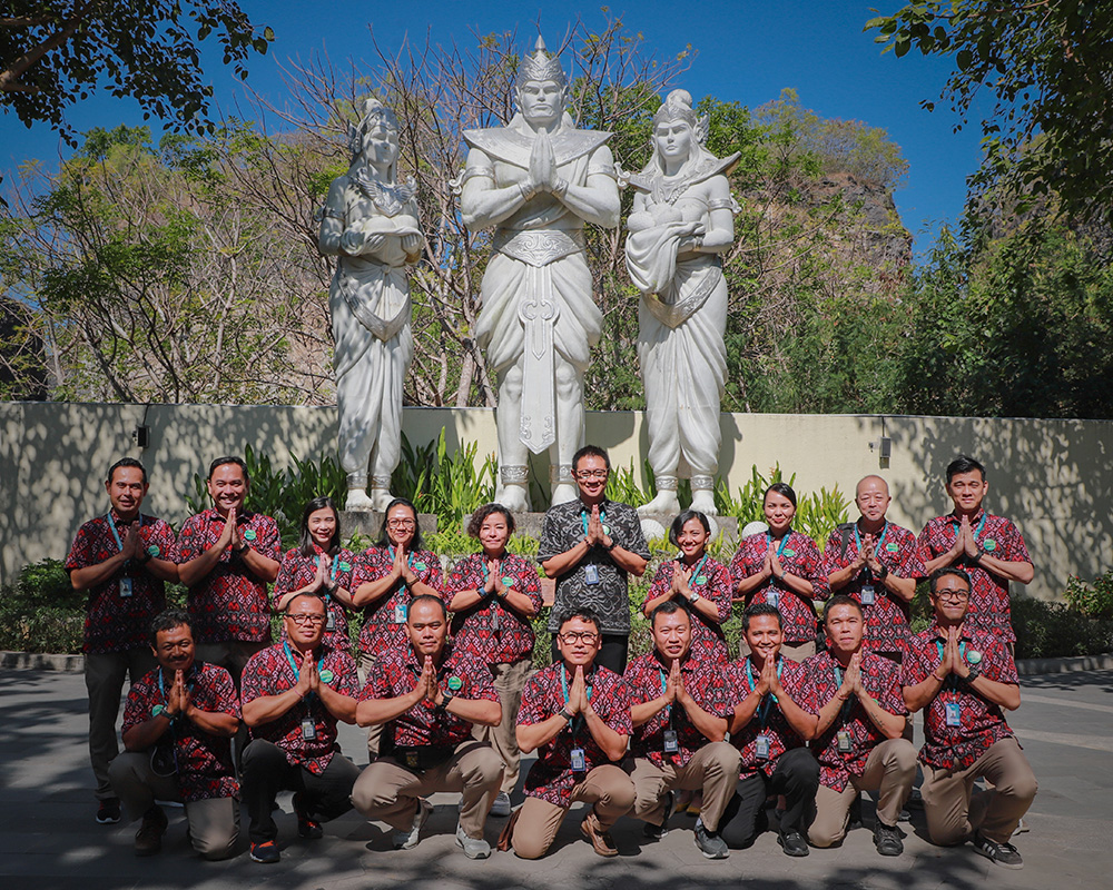 All Management Teams Participate in Service on National Customer Day