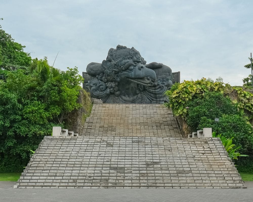 Patung besar di bali